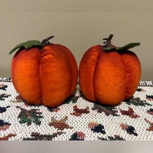 Vintage Dan Dee stuffed (2) Pumpkins Orange & green 4" tall. Excellent condition